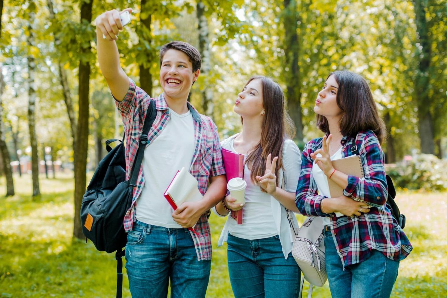 Grupo de personas colaborando en una sesión de aprendizaje financiero